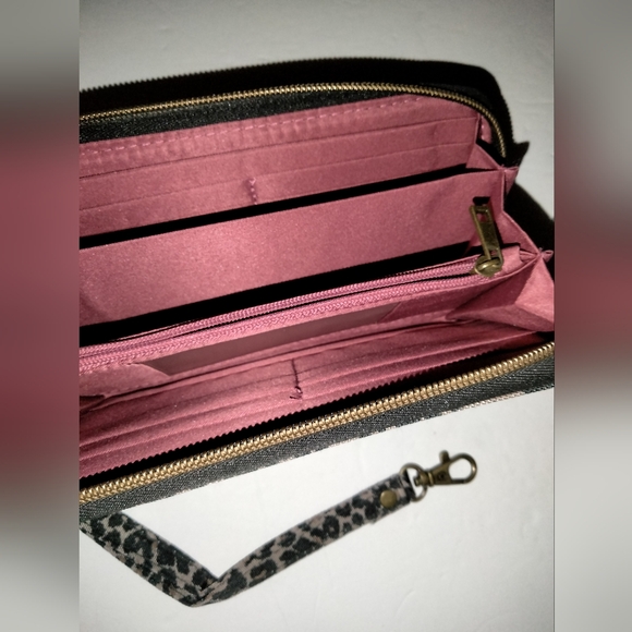 Travelon (Multicolor) Animal Print RFID Block Single Zip Around Wristlet Wallet - Picture 4 of 11